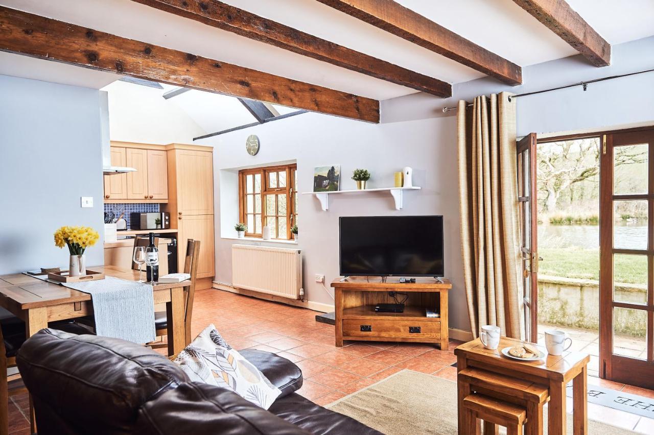 Penuwch Boathouse- Lakeside Rural Cottage Ideal For Families With Indoor Heated Pool Кармартен Екстер'єр фото