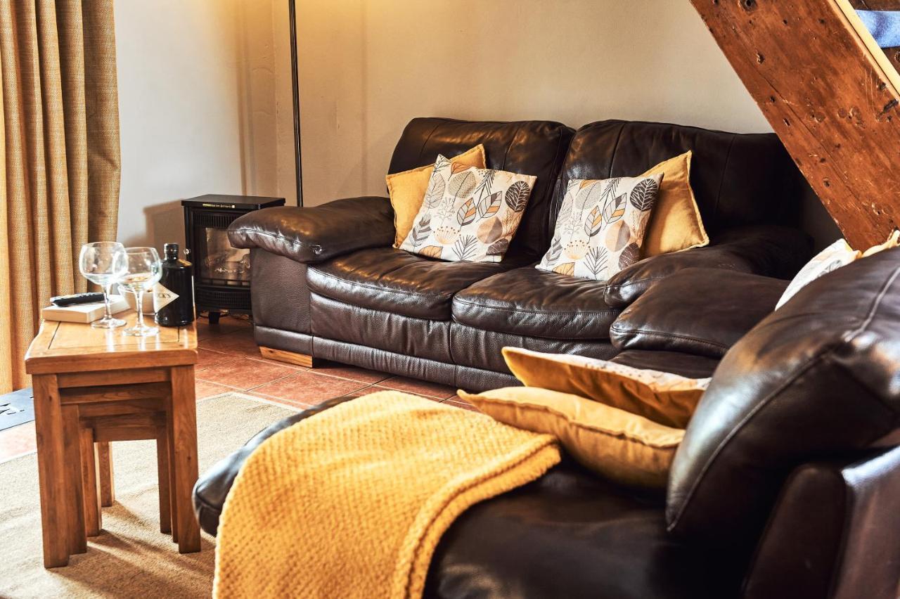 Penuwch Boathouse- Lakeside Rural Cottage Ideal For Families With Indoor Heated Pool Кармартен Екстер'єр фото