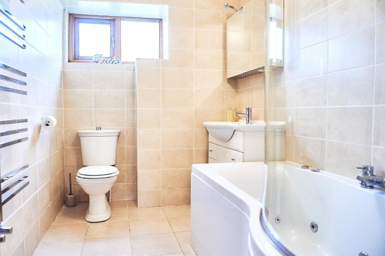 Penuwch Boathouse- Lakeside Rural Cottage Ideal For Families With Indoor Heated Pool Кармартен Екстер'єр фото